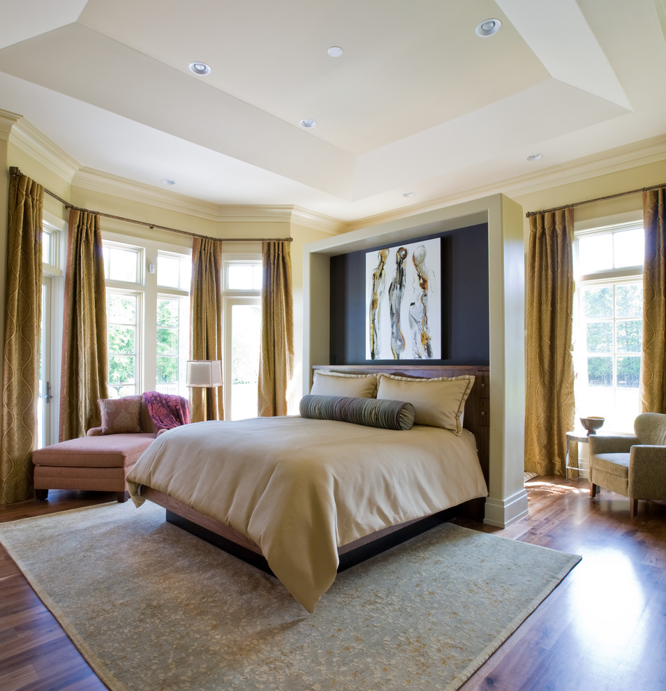 ワシントンD.C.にある巨大なコンテンポラリースタイルのおしゃれな主寝室 (ベージュの壁、濃色無垢フローリング、暖炉なし、茶色い床、照明) のレイアウト