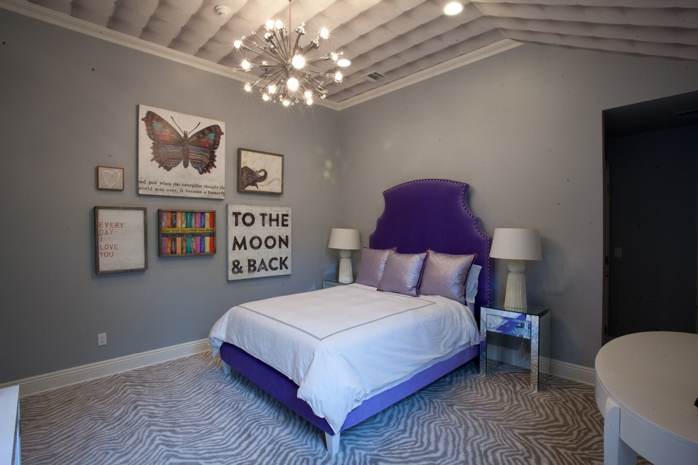 Imagen de dormitorio contemporáneo de tamaño medio con paredes grises, moqueta y suelo beige