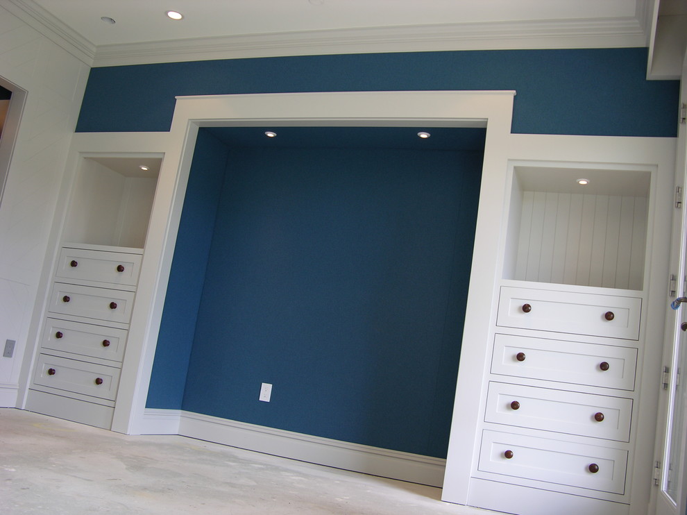 Idées déco pour une chambre parentale éclectique de taille moyenne avec un mur bleu.