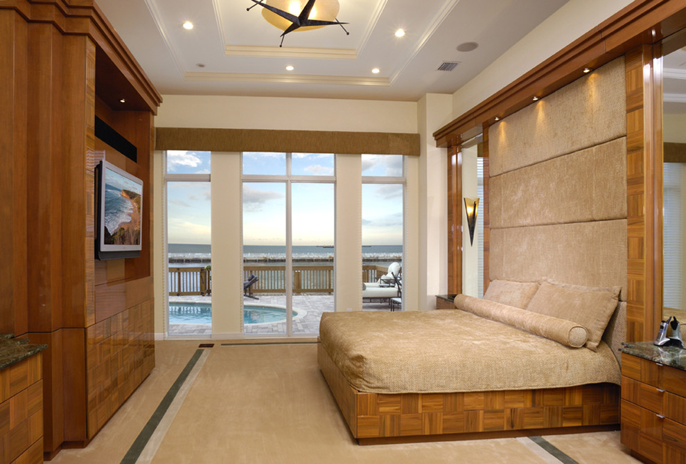 Modernes Hauptschlafzimmer mit beiger Wandfarbe und Teppichboden in Miami