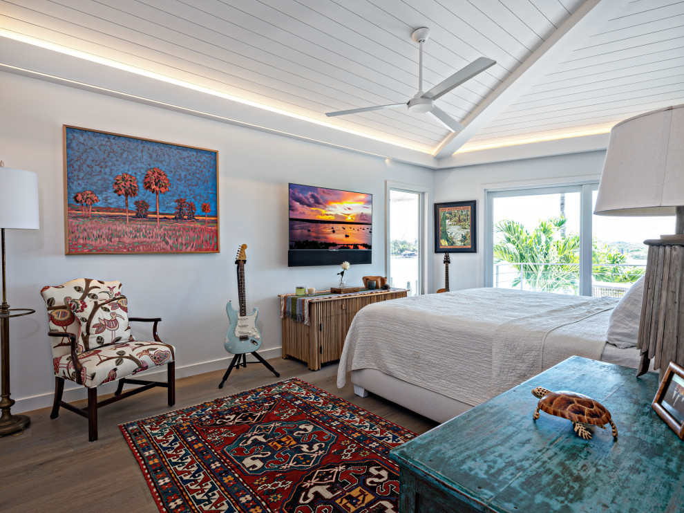 Mittelgroßes Modernes Hauptschlafzimmer mit weißer Wandfarbe, hellem Holzboden, braunem Boden und Holzdielendecke in Miami