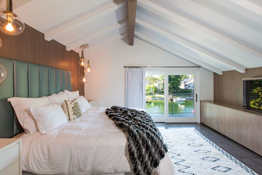 Пример оригинального дизайна: хозяйская спальня среднего размера в современном стиле с белыми стенами и темным паркетным полом