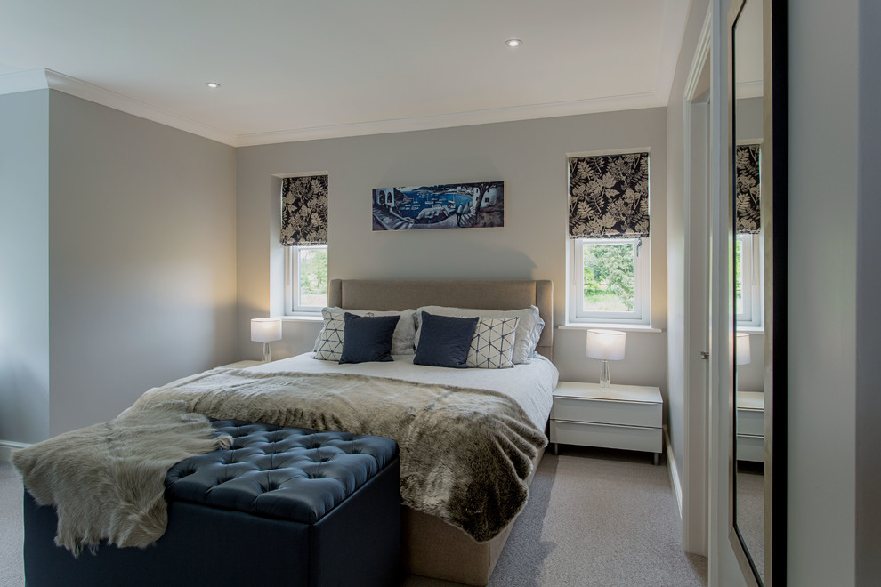 Ejemplo de dormitorio principal y blanco actual de tamaño medio con paredes grises, moqueta, suelo gris, papel pintado y papel pintado