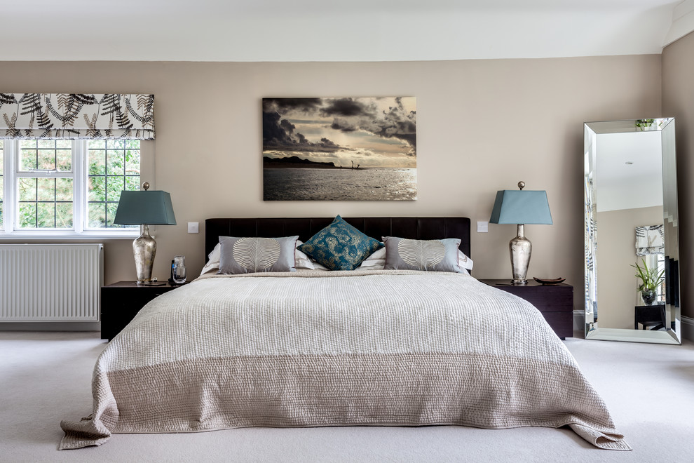 サリーにあるコンテンポラリースタイルのおしゃれな主寝室 (茶色い壁、カーペット敷き)
