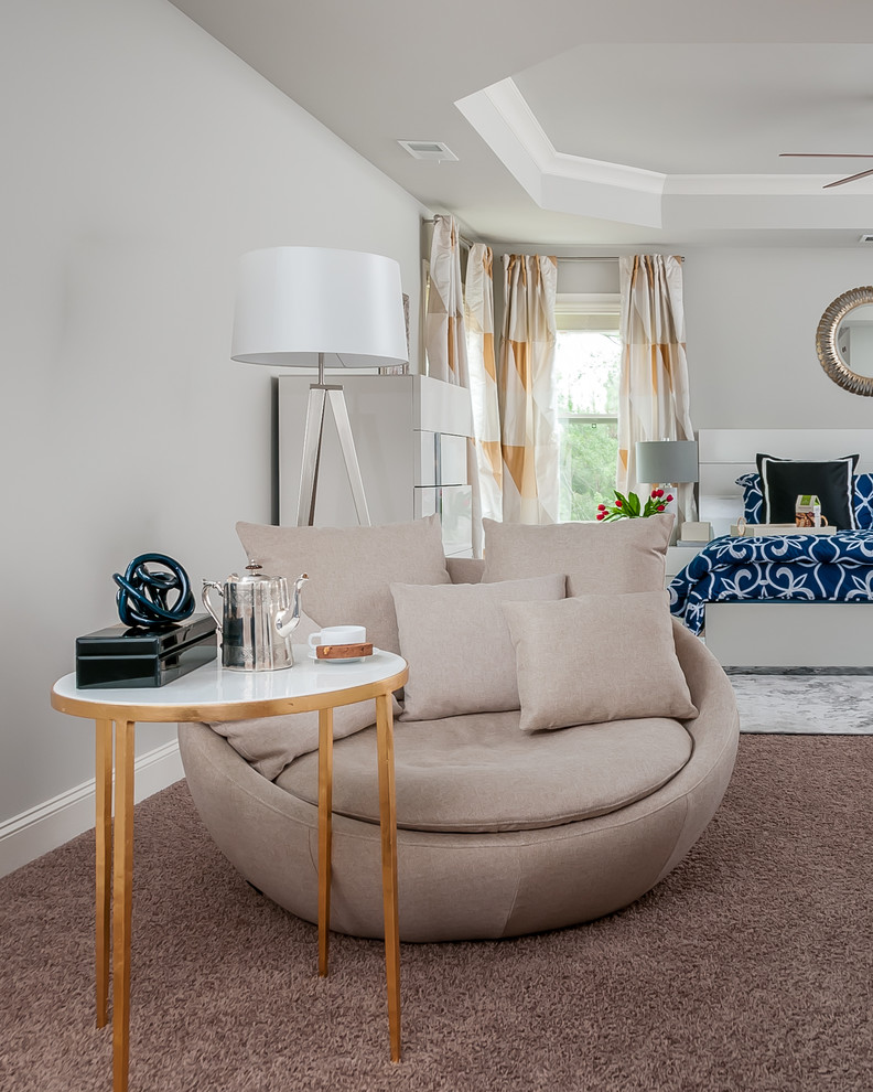 Стильный дизайн: хозяйская спальня среднего размера в современном стиле с серыми стенами и ковровым покрытием без камина - последний тренд