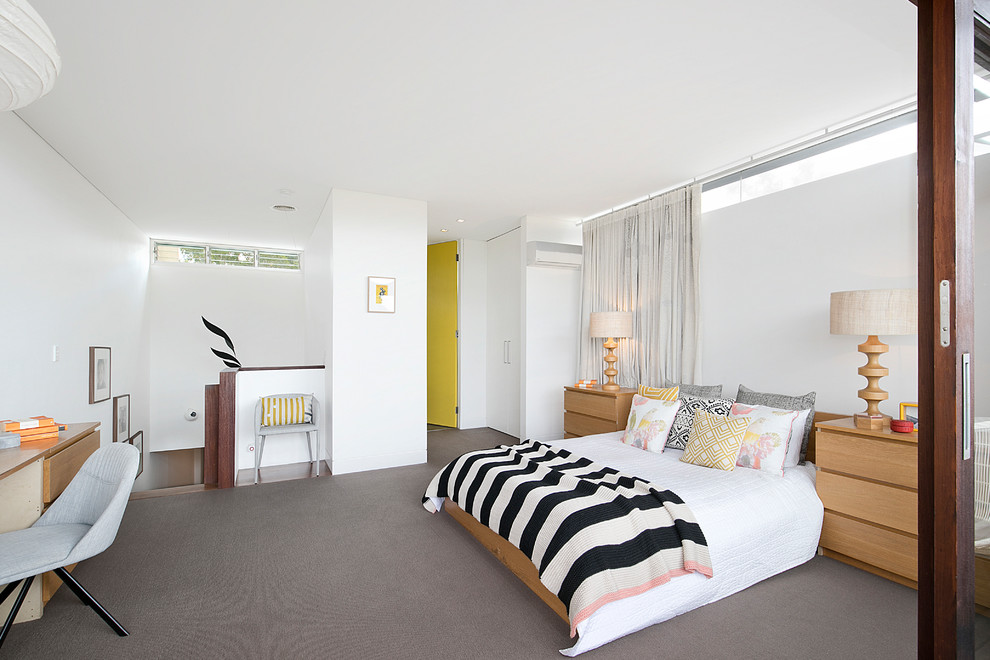 Источник вдохновения для домашнего уюта: большая хозяйская спальня в стиле модернизм с белыми стенами, ковровым покрытием и серым полом без камина