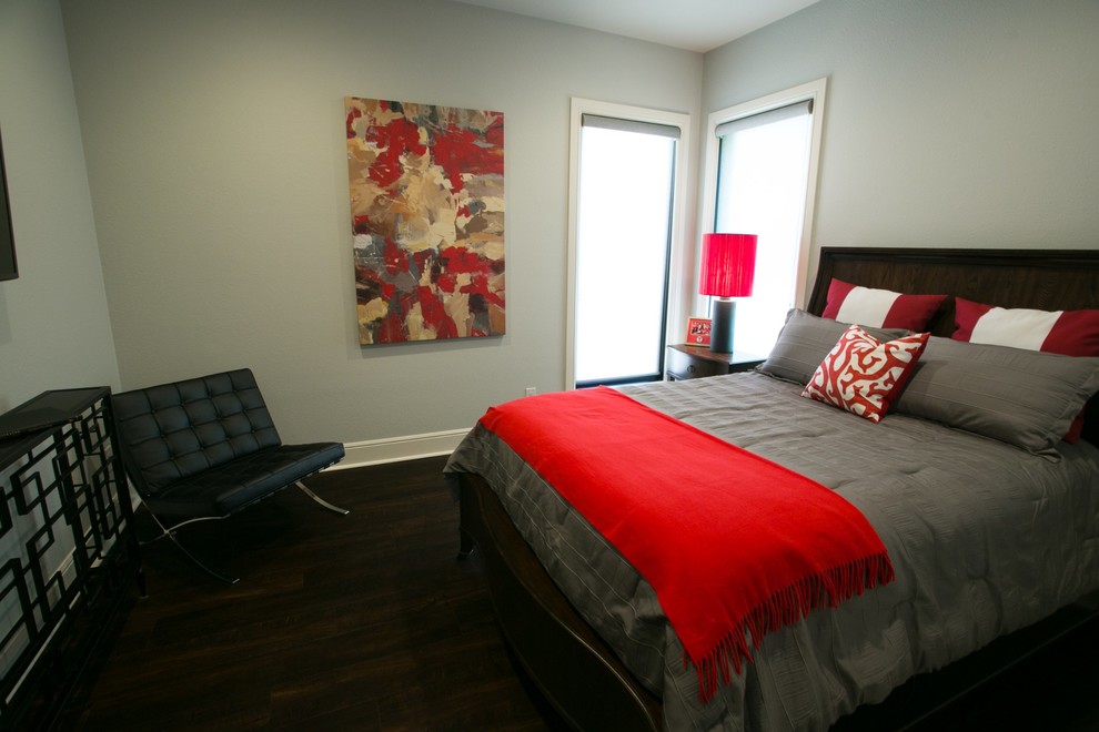 Kleines Modernes Gästezimmer mit grauer Wandfarbe und Vinylboden in Houston
