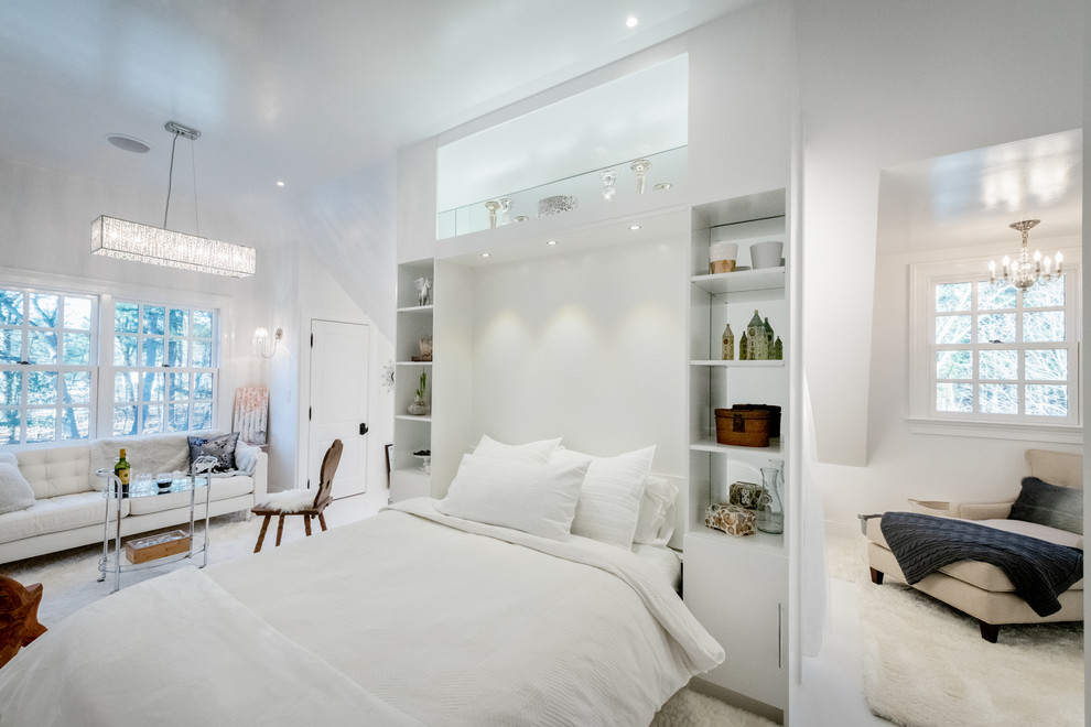 Идея дизайна: спальня среднего размера на антресоли в современном стиле с белыми стенами, деревянным полом и белым полом