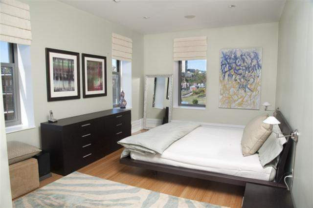 Foto de dormitorio tipo loft actual de tamaño medio con paredes verdes y suelo de madera clara