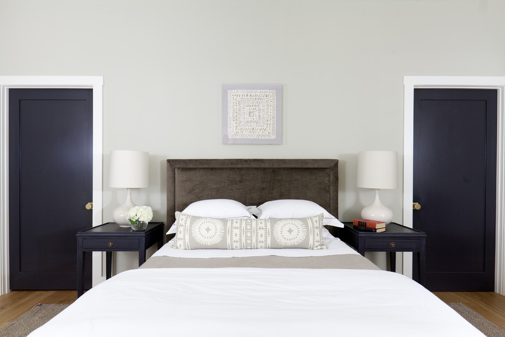 Foto de dormitorio principal contemporáneo de tamaño medio sin chimenea con paredes grises y suelo de madera en tonos medios