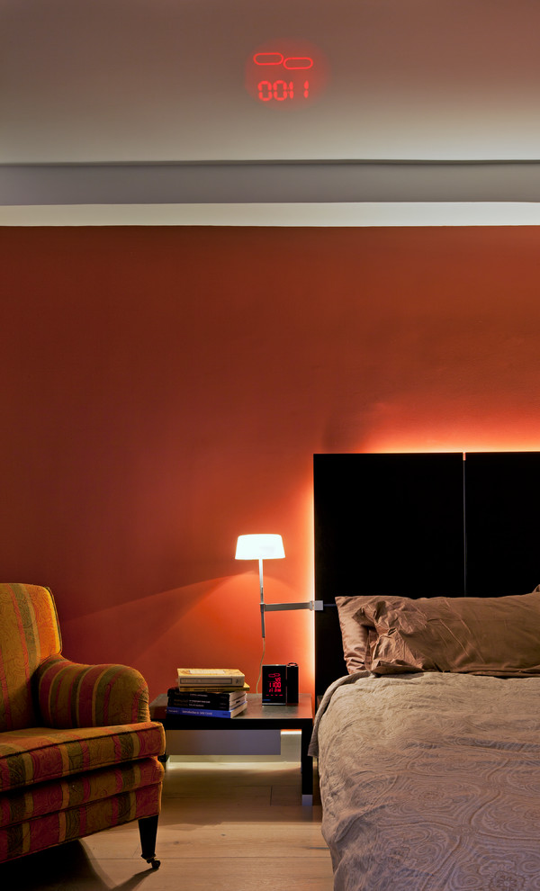 Inspiration för mellanstora moderna huvudsovrum, med orange väggar