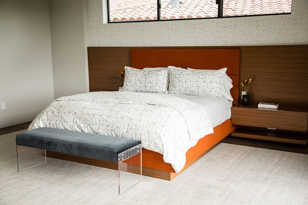 Diseño de dormitorio principal contemporáneo extra grande con paredes grises, moqueta y suelo gris