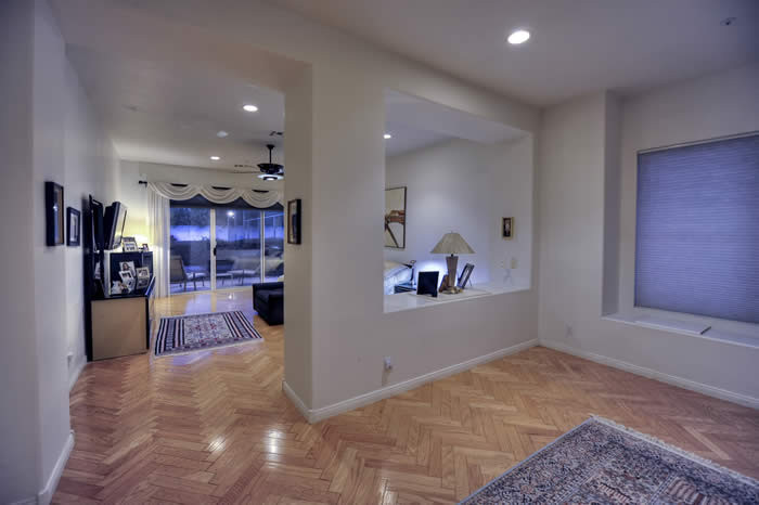 Geräumiges Modernes Hauptschlafzimmer mit beiger Wandfarbe und Travertin in Phoenix