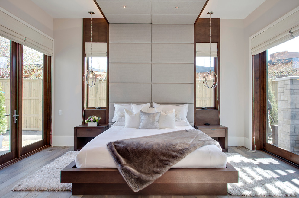 Modernes Schlafzimmer mit grauer Wandfarbe, dunklem Holzboden und braunem Boden in Calgary