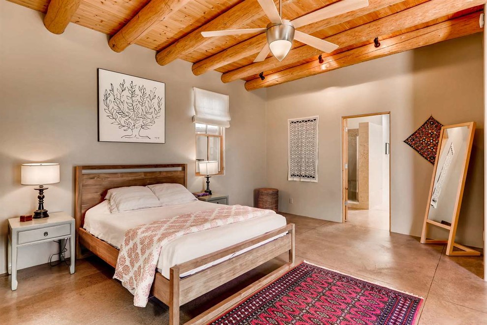 Diseño de dormitorio principal de estilo americano pequeño sin chimenea con paredes beige, suelo de cemento y suelo gris