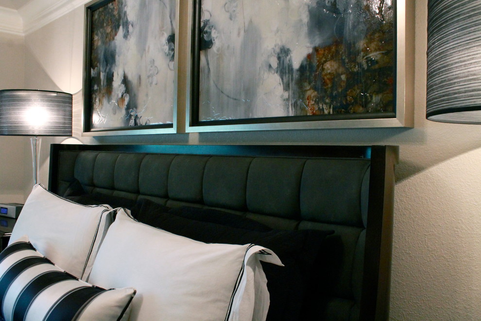 На фото: хозяйская спальня среднего размера в современном стиле с бежевыми стенами и ковровым покрытием с