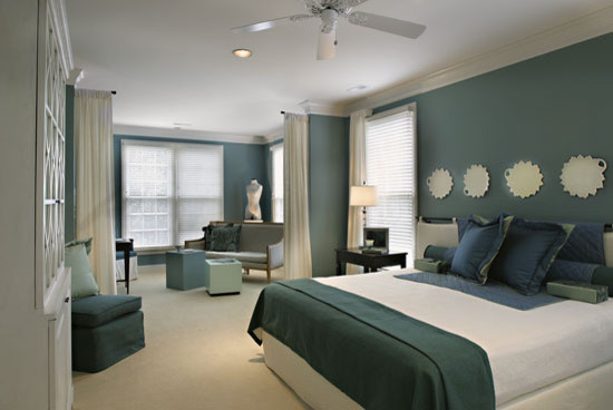 Foto de dormitorio contemporáneo con paredes azules y moqueta