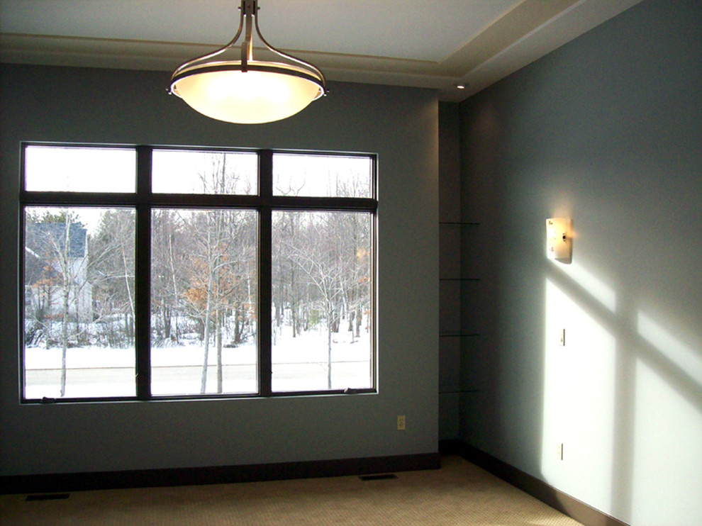 Aménagement d'une chambre contemporaine avec un mur bleu.