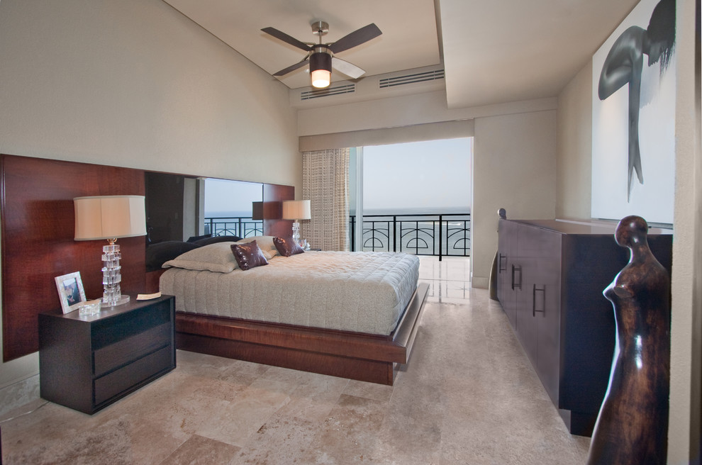 Mittelgroßes Modernes Hauptschlafzimmer mit beiger Wandfarbe, Marmorboden und beigem Boden in Sonstige