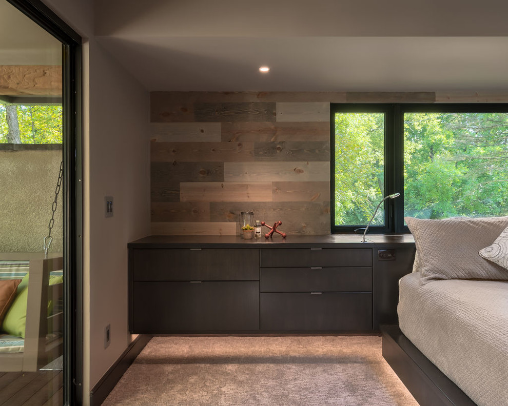 コロンバスにある広いコンテンポラリースタイルのおしゃれな主寝室 (ベージュの壁、カーペット敷き、ベージュの床)