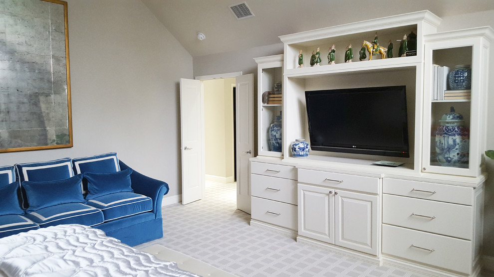 Источник вдохновения для домашнего уюта: хозяйская спальня среднего размера в стиле фьюжн с серыми стенами и ковровым покрытием
