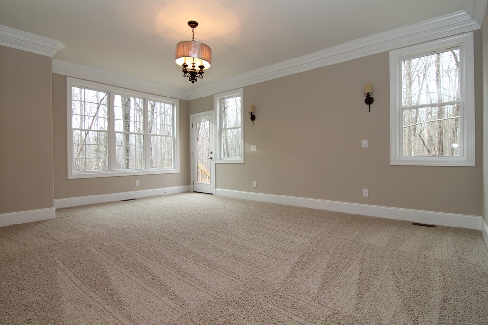 Exemple d'une grande chambre tendance avec un mur beige.