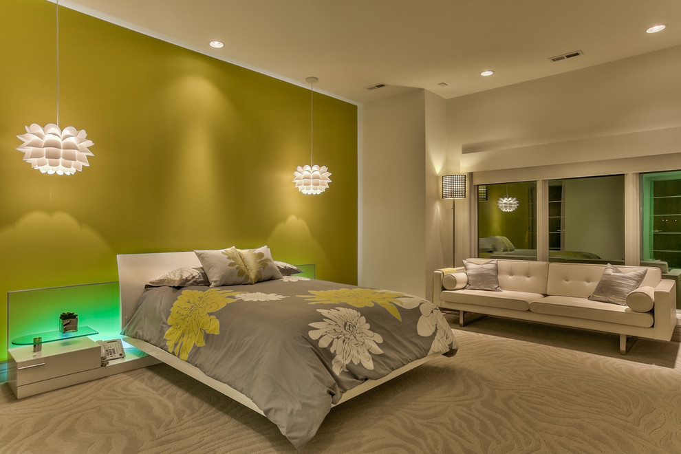 Imagen de dormitorio actual extra grande sin chimenea con paredes blancas, moqueta y suelo beige