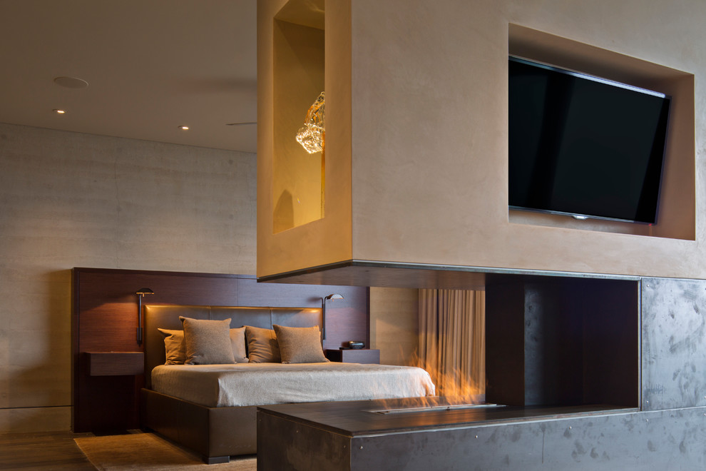 Geräumiges Modernes Hauptschlafzimmer mit beiger Wandfarbe, braunem Holzboden, Tunnelkamin und Kaminumrandung aus Metall in San Francisco