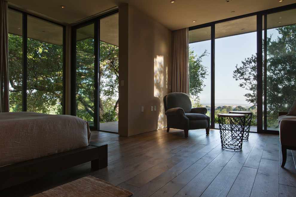 Geräumiges Modernes Gästezimmer ohne Kamin mit beiger Wandfarbe und braunem Holzboden in San Francisco