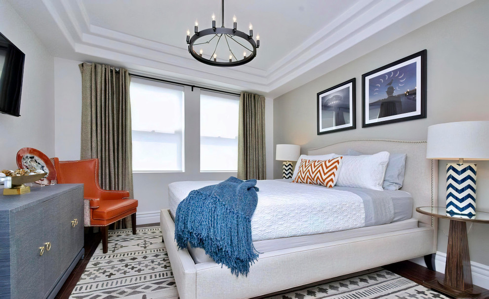 ロサンゼルスにある中くらいな地中海スタイルのおしゃれな客用寝室 (グレーの壁、無垢フローリング、暖炉なし、茶色い床、折り上げ天井)