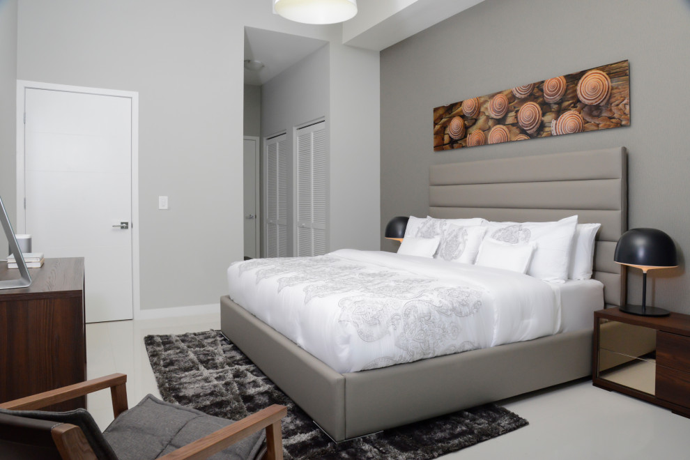 Пример оригинального дизайна: большая хозяйская спальня в современном стиле с серыми стенами, полом из керамогранита и белым полом