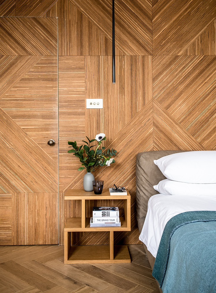 Пример оригинального дизайна: хозяйская спальня в стиле модернизм с коричневыми стенами