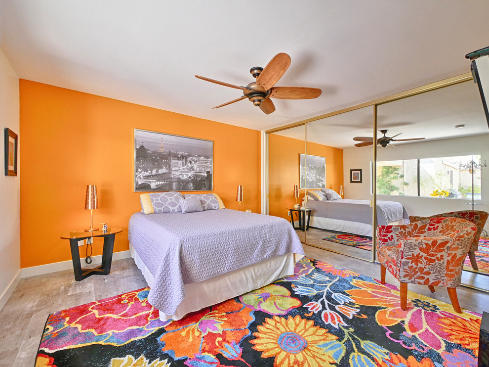 Cette image montre une chambre d'amis design de taille moyenne avec un mur orange, sol en stratifié et un sol gris.