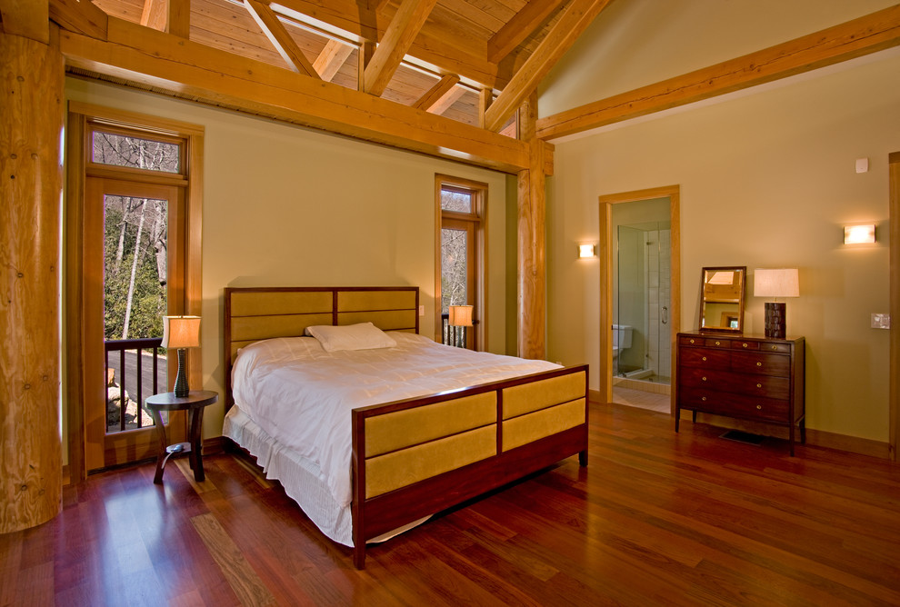На фото: хозяйская спальня среднего размера в стиле кантри с белыми стенами и паркетным полом среднего тона