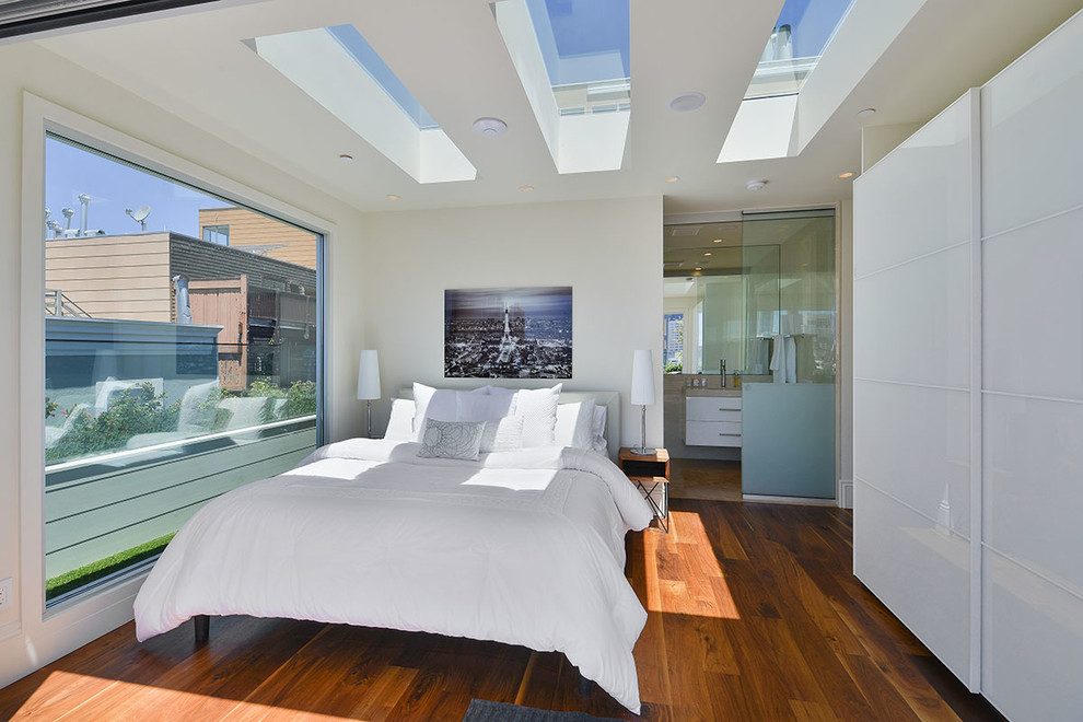 Diseño de habitación de invitados contemporánea de tamaño medio con paredes blancas, suelo de madera oscura y suelo marrón
