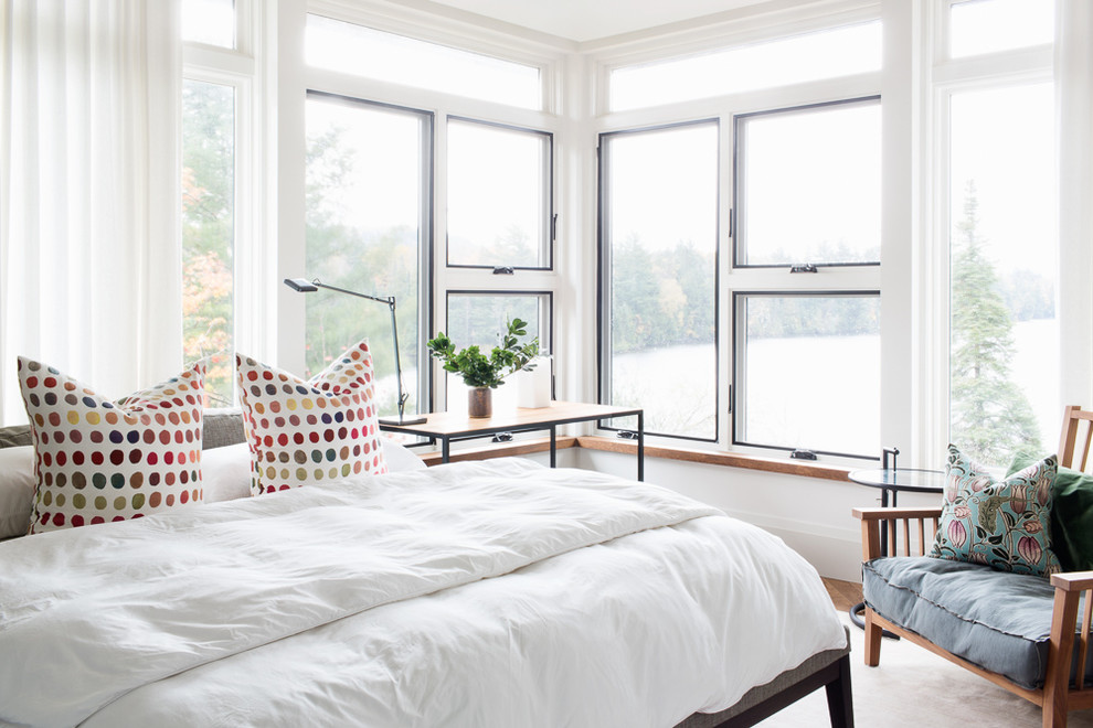 Mittelgroßes Modernes Gästezimmer ohne Kamin mit weißer Wandfarbe, braunem Holzboden und braunem Boden in Toronto
