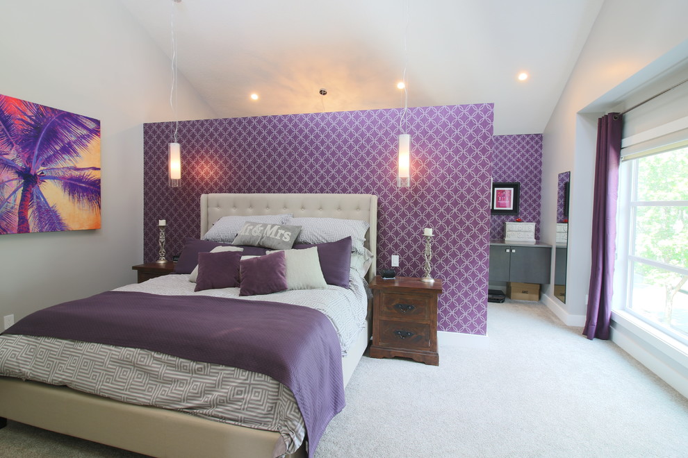 На фото: большая хозяйская спальня в современном стиле с серыми стенами, ковровым покрытием и бежевым полом без камина
