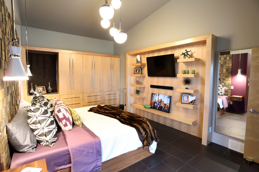На фото: большая хозяйская спальня в современном стиле с серыми стенами, полом из керамогранита и черным полом без камина с