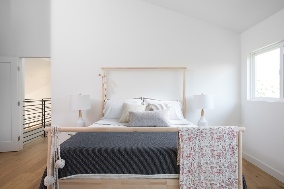 Свежая идея для дизайна: хозяйская спальня в скандинавском стиле с белыми стенами и светлым паркетным полом без камина - отличное фото интерьера