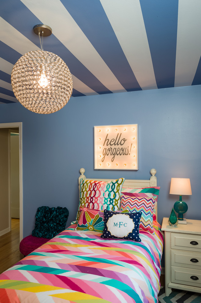 ニューヨークにあるコンテンポラリースタイルのおしゃれな寝室 (青い壁、淡色無垢フローリング)