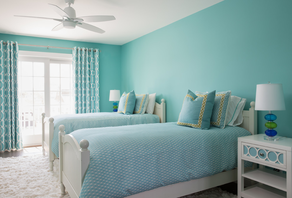Свежая идея для дизайна: спальня среднего размера в морском стиле с синими стенами, темным паркетным полом и коричневым полом без камина - отличное фото интерьера