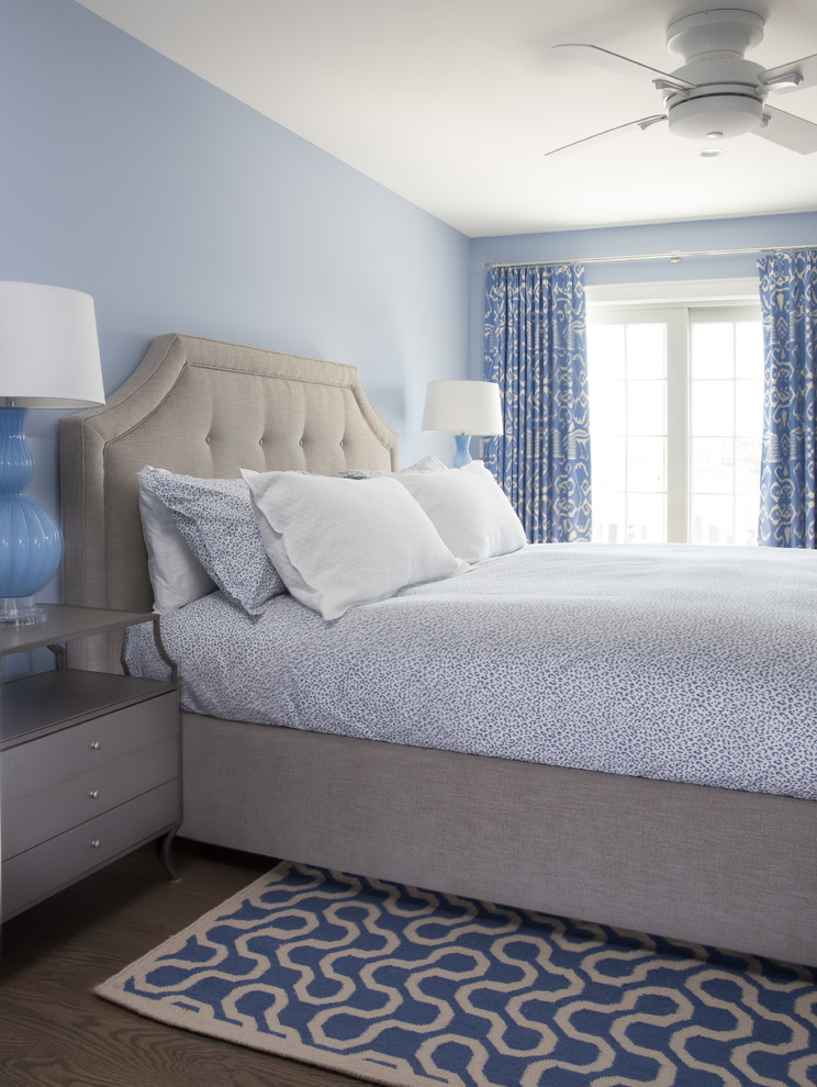 Mittelgroßes Maritimes Hauptschlafzimmer ohne Kamin mit blauer Wandfarbe, dunklem Holzboden und braunem Boden in New York