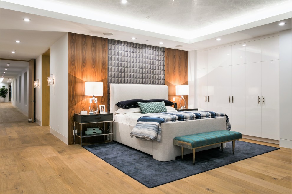 Geräumiges Modernes Hauptschlafzimmer ohne Kamin mit weißer Wandfarbe, hellem Holzboden und beigem Boden in Orange County