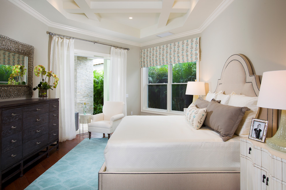 Hauptschlafzimmer ohne Kamin mit grauer Wandfarbe und dunklem Holzboden in Miami