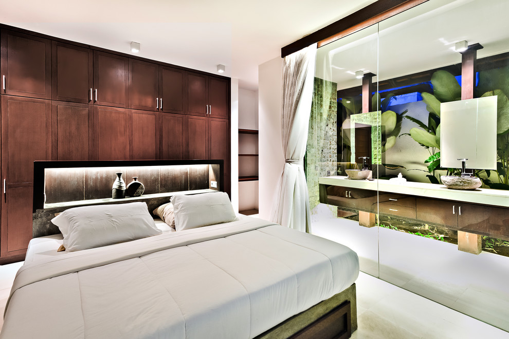 Modelo de dormitorio principal contemporáneo de tamaño medio con paredes blancas, suelo de baldosas de porcelana y suelo blanco