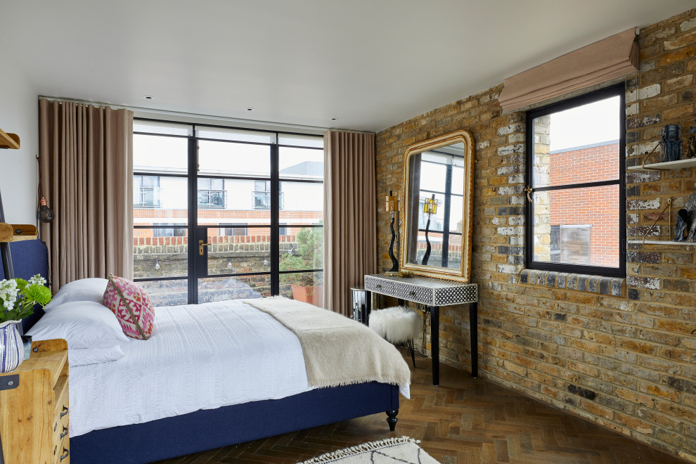 ロンドンにあるコンテンポラリースタイルのおしゃれな寝室 (茶色い壁、濃色無垢フローリング、茶色い床、レンガ壁) のレイアウト