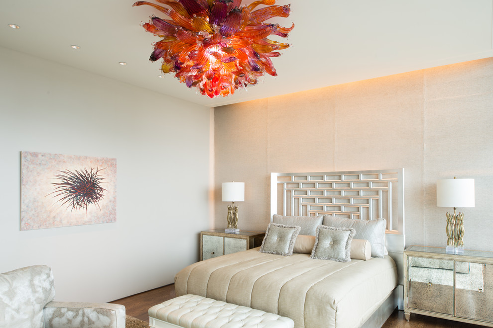 Свежая идея для дизайна: хозяйская спальня в стиле неоклассика (современная классика) с бежевыми стенами - отличное фото интерьера