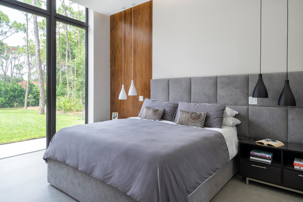Mittelgroßes Modernes Hauptschlafzimmer mit weißer Wandfarbe und Porzellan-Bodenfliesen in Sonstige