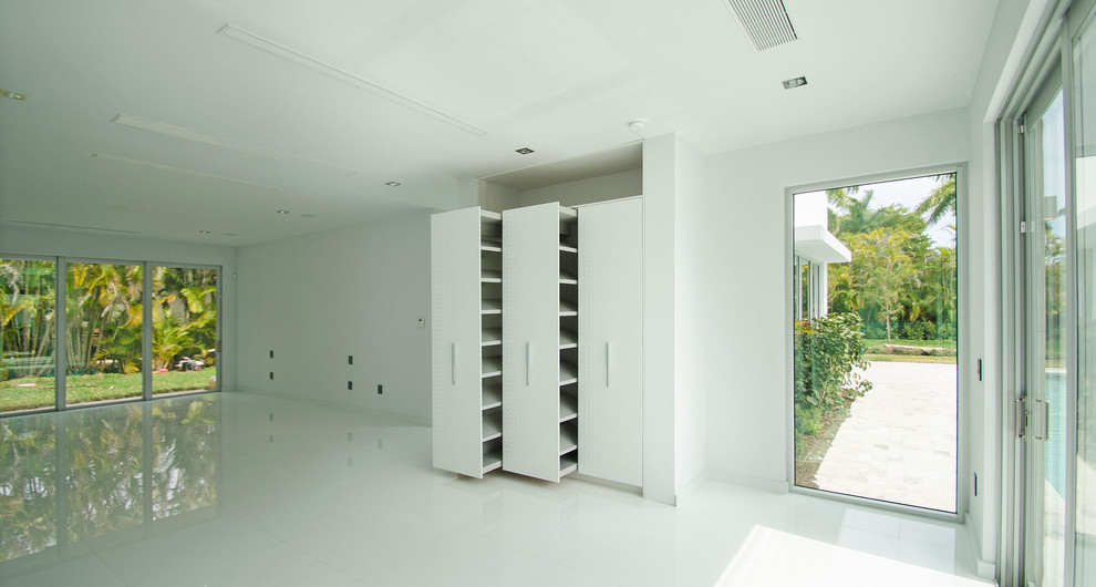 Diseño de dormitorio principal minimalista extra grande sin chimenea con paredes blancas, suelo de baldosas de porcelana y suelo blanco