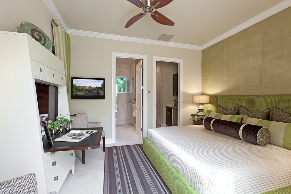 Esempio di una camera da letto design con pareti beige e TV